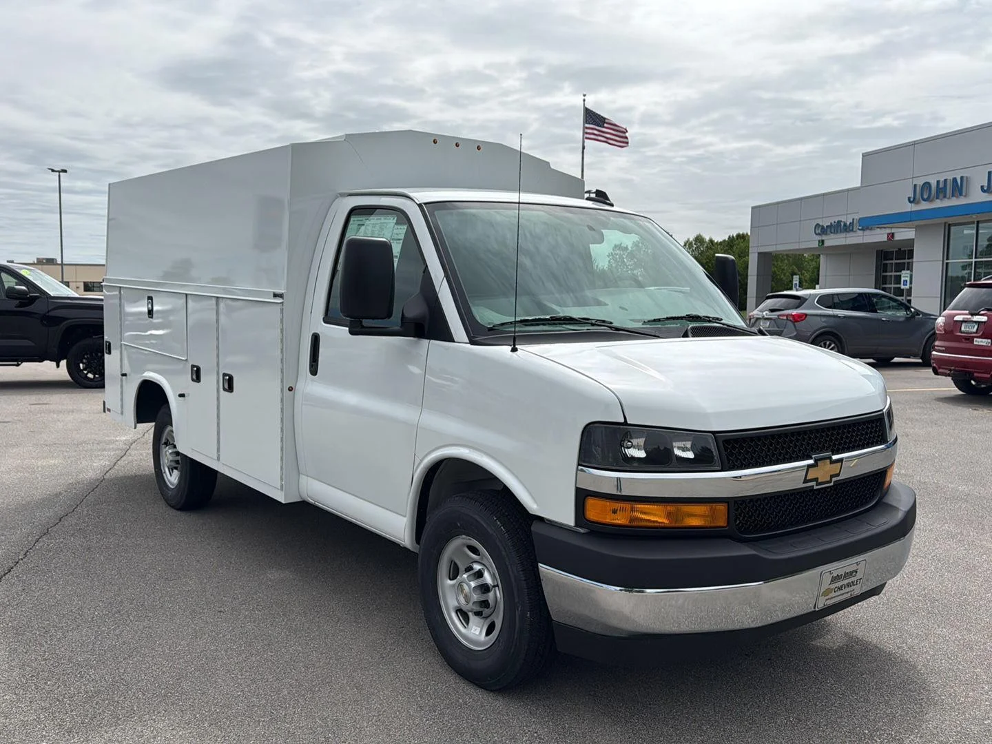 New 2026 Summit White Chevrolet 1WT image 2