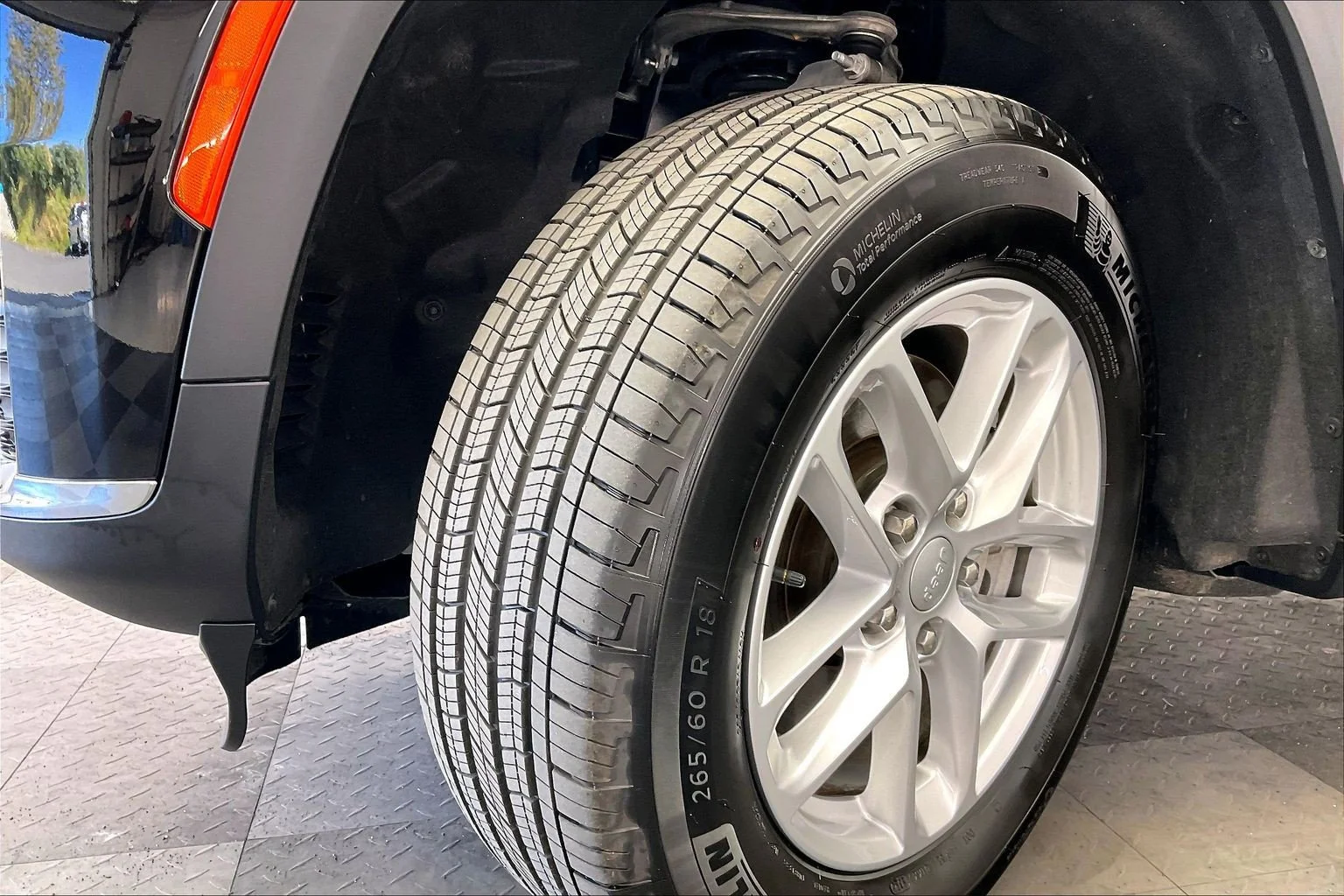Used 2025 Diamond Black Crystal Pearlcoat Jeep Laredo image 33