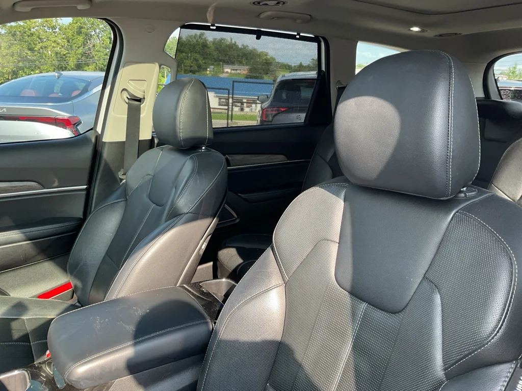 Used 2020 Snow White Pearl Kia SX image 16