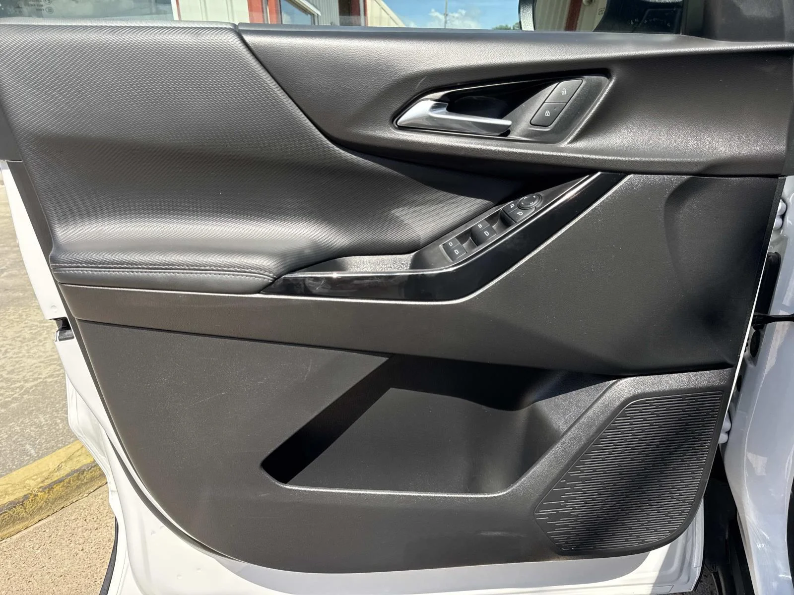 Used 2025 White Chevrolet FWD LT image 18