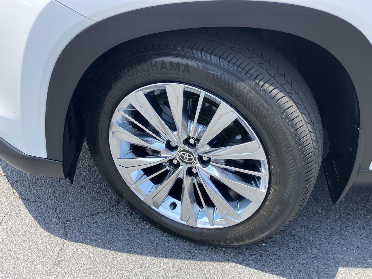 Used 2024 White (Wind Chill Pearl) Toyota Platinum AWD image 9