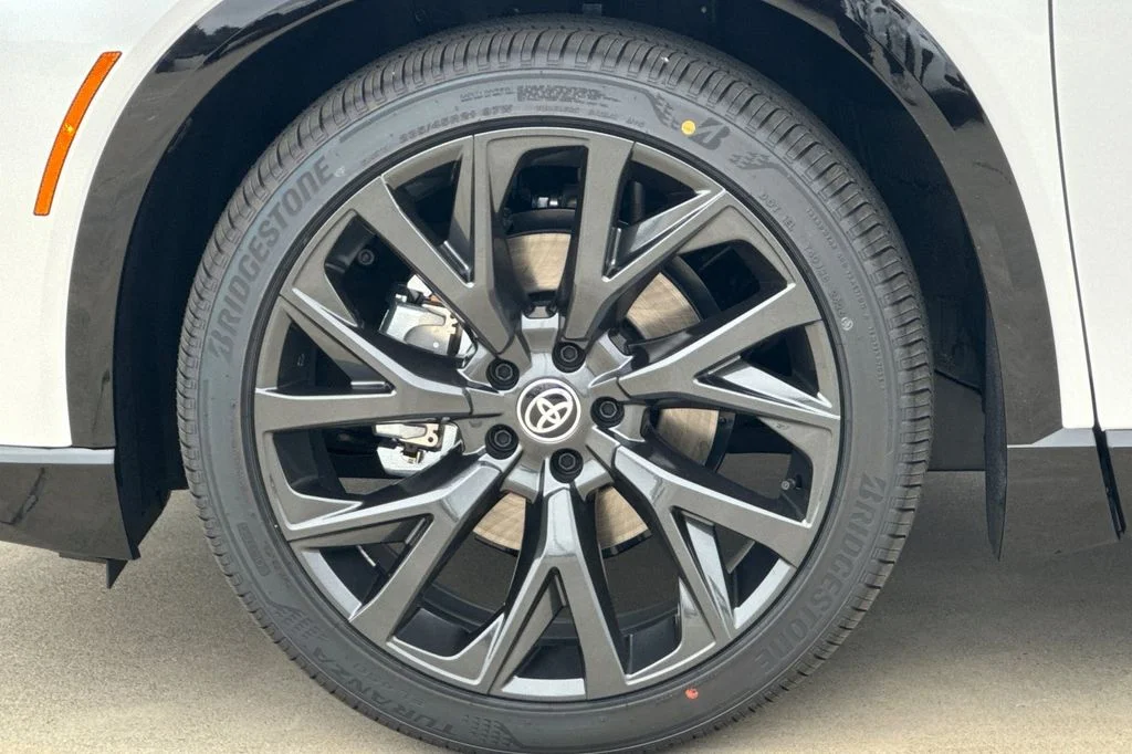 New 2026 Oxygen White <sup>1</sup> Toyota  Limited image 25