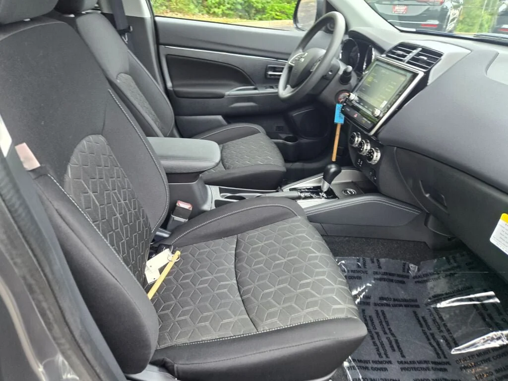 New 2027 Gray Mitsubishi 2.0 ES AWC image 4