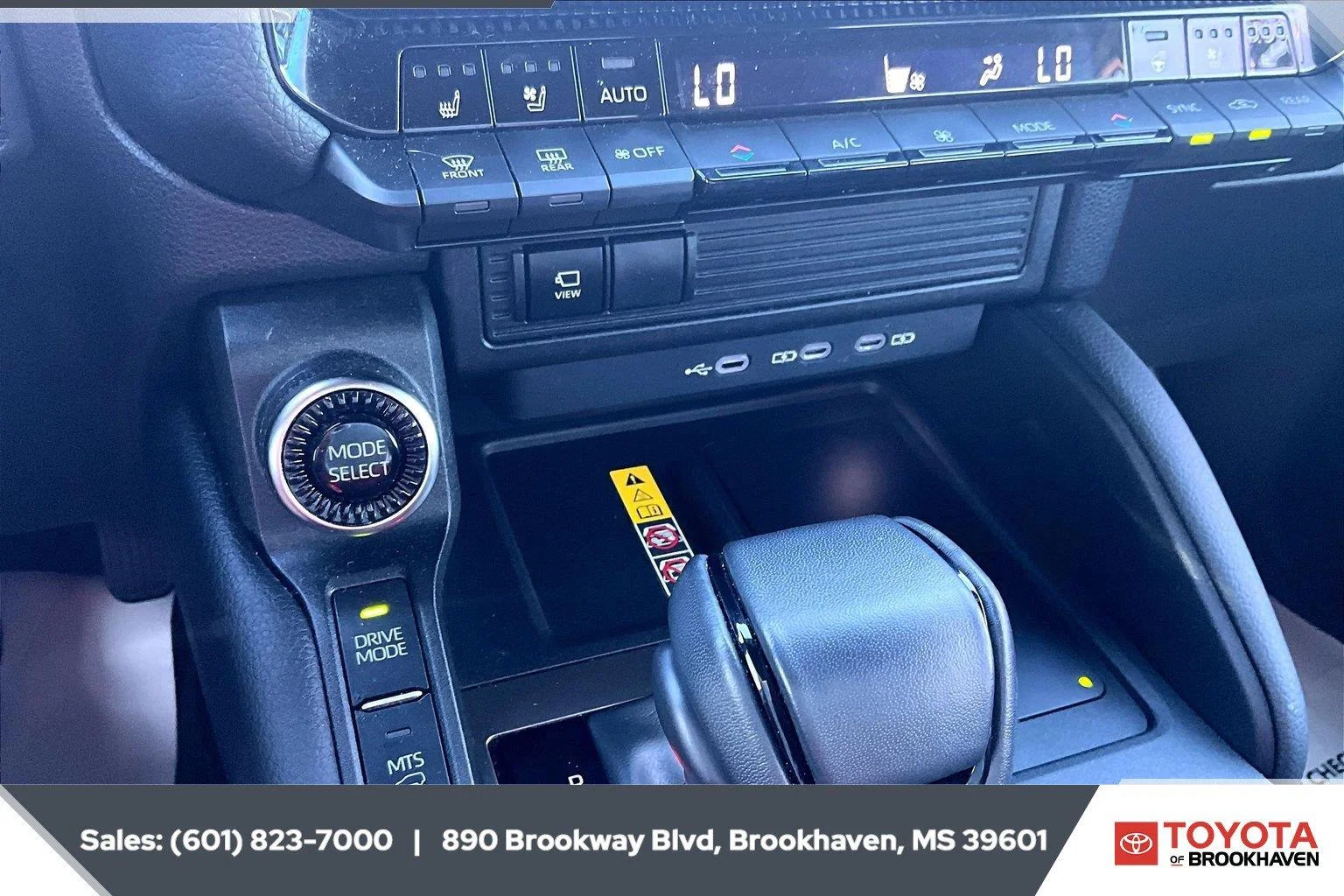 Used 2025 Wind Chill Pearl Toyota Base image 24
