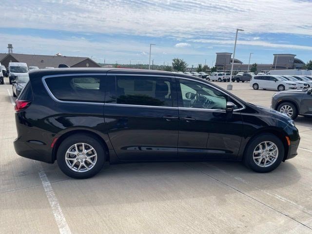 New 2026 Diamond Black Crystal Pearlcoat Chrysler Select image 6
