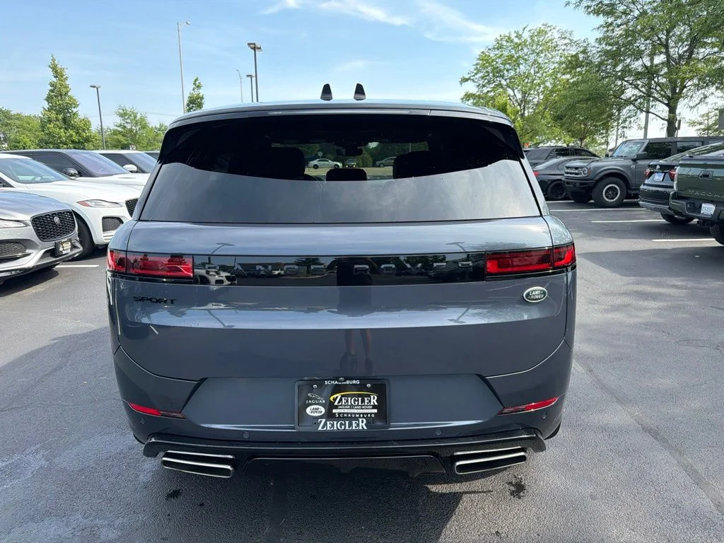 Certified Used 2023 Varesine Blue Metallic Land Rover SE Dynamic image 4