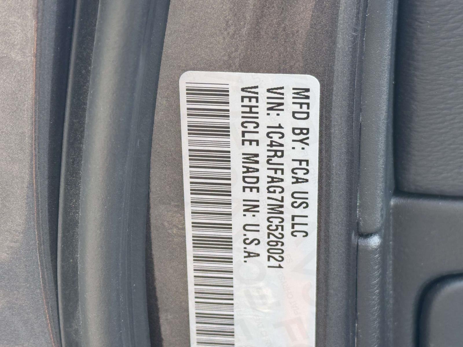 Used 2021 Granite Crystal Metallic Clearcoat Jeep Laredo E image 9
