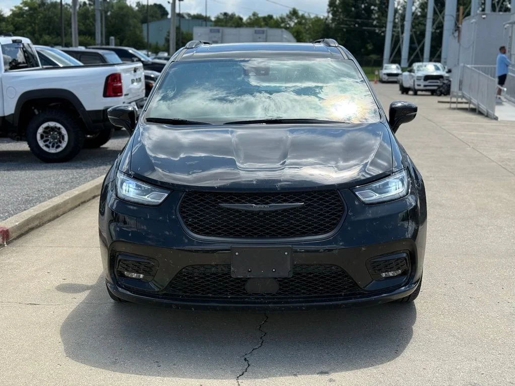 Used 2025 Black Chrysler Limited image 3