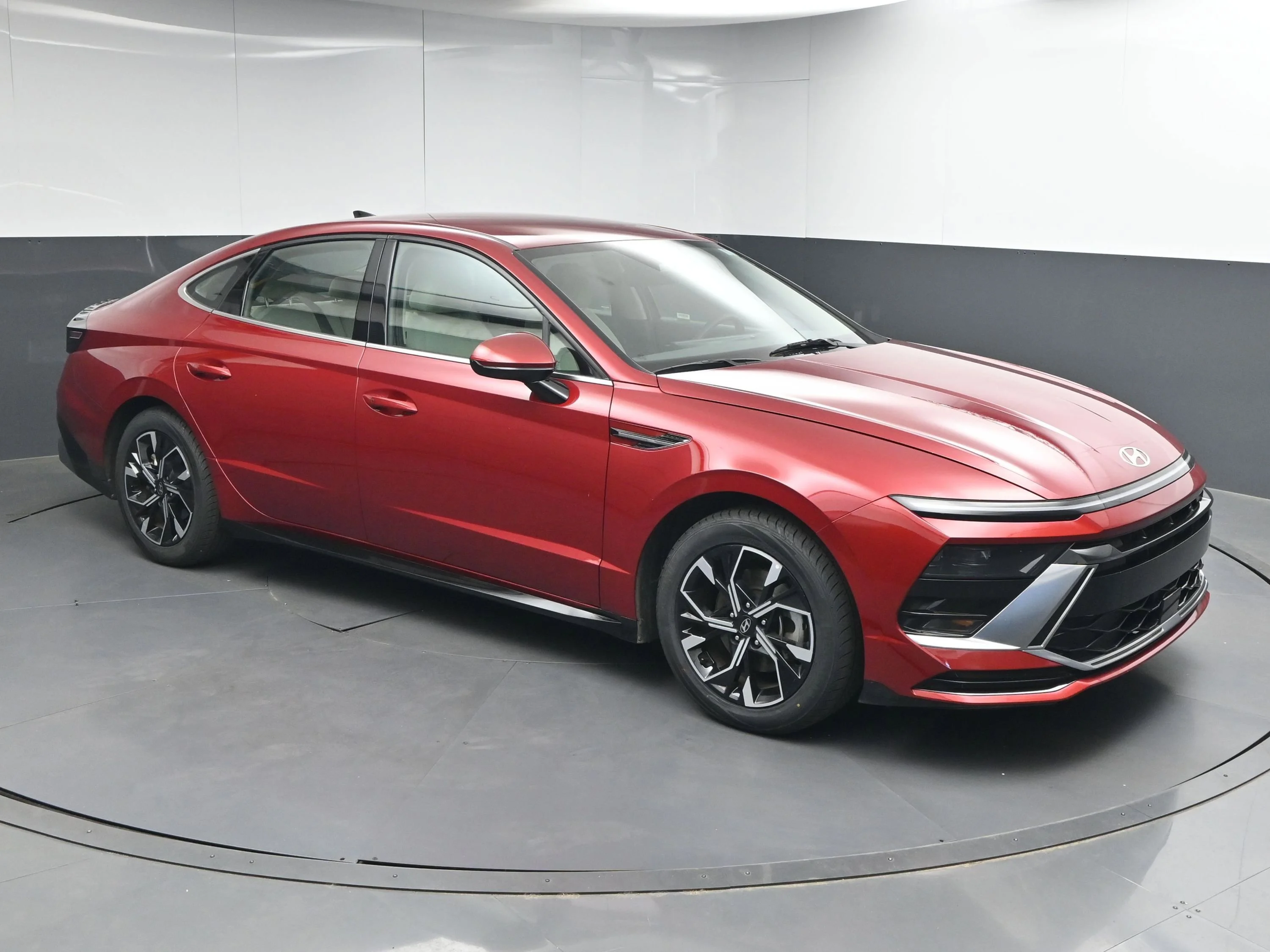 Used 2025 Ultimate red Hyundai SEL image 1