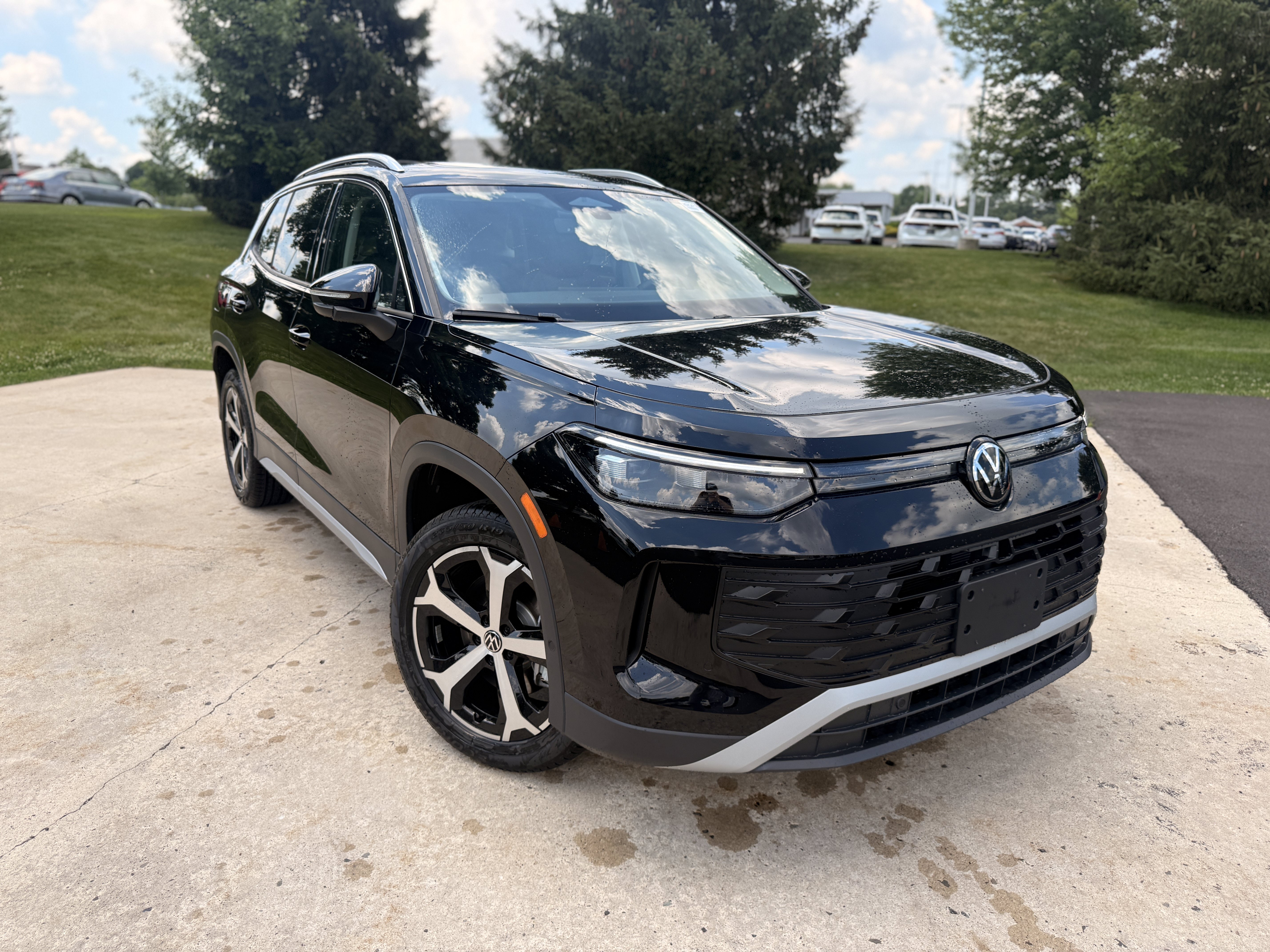 New 2026 Deep Black Pearl Volkswagen SE image 2