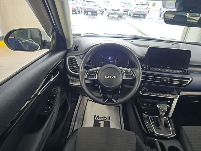 Used 2022  Kia Nightfall image 12