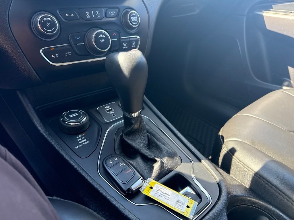 Used 2020 Silver Jeep Latitude Plus image 27