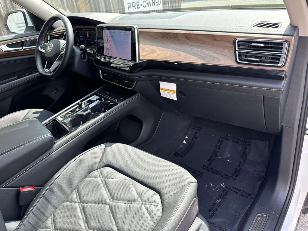 Used 2025  Volkswagen 2.0T SE w/Technology image 13