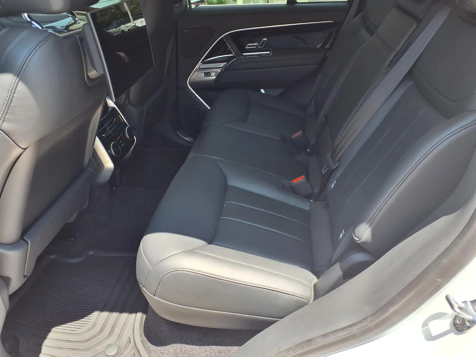 Certified Used 2025 Fuji White Land Rover SE image 20