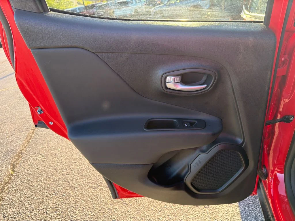 Used 2023 Red Jeep Latitude image 21