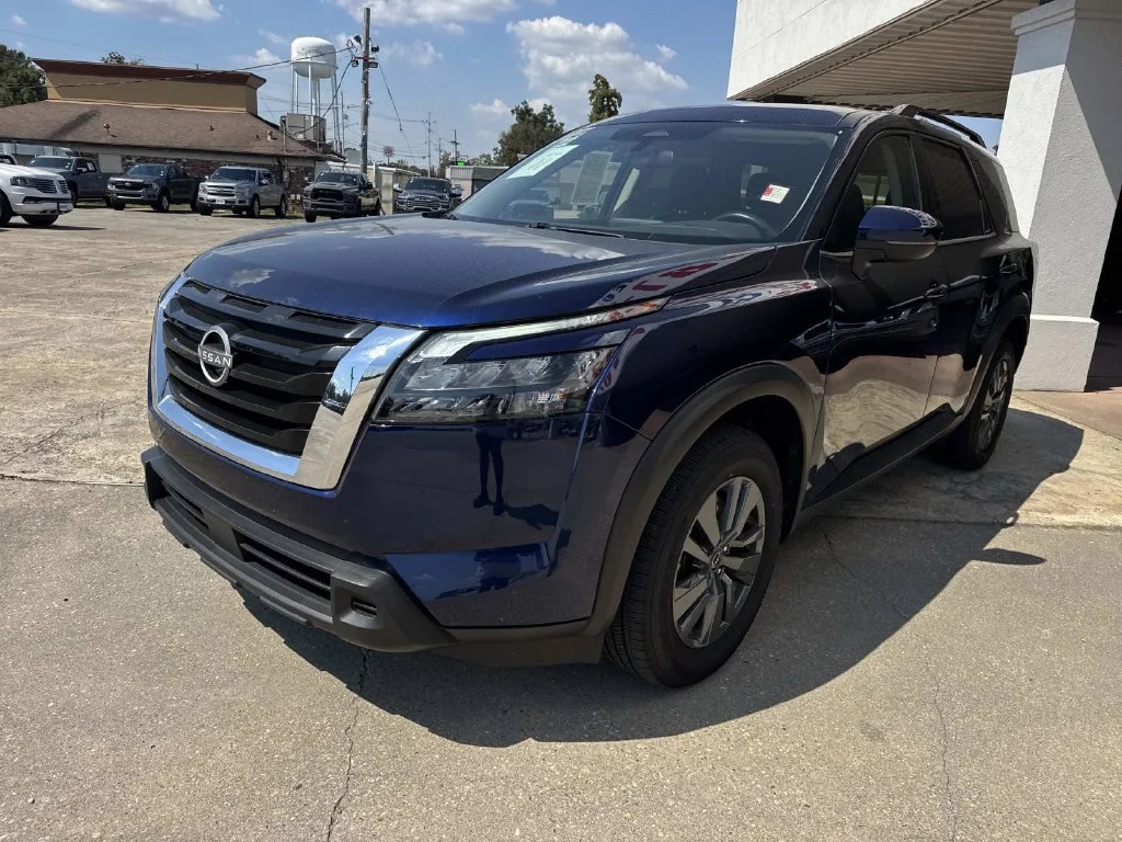 Used 2025 Blue Nissan SV image 3