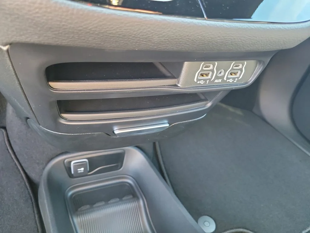 New 2025 Bright White Clear-Coat Exterior Paint Chrysler Select image 20