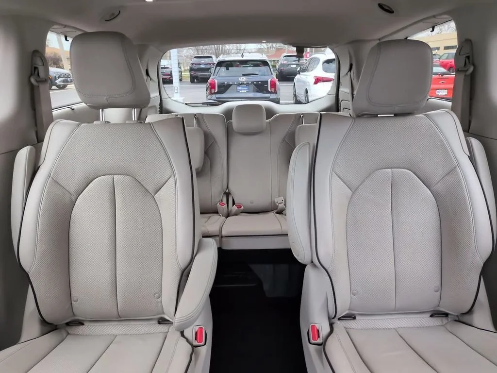 Used 2020 Crystal Metallic Chrysler Limited image 22