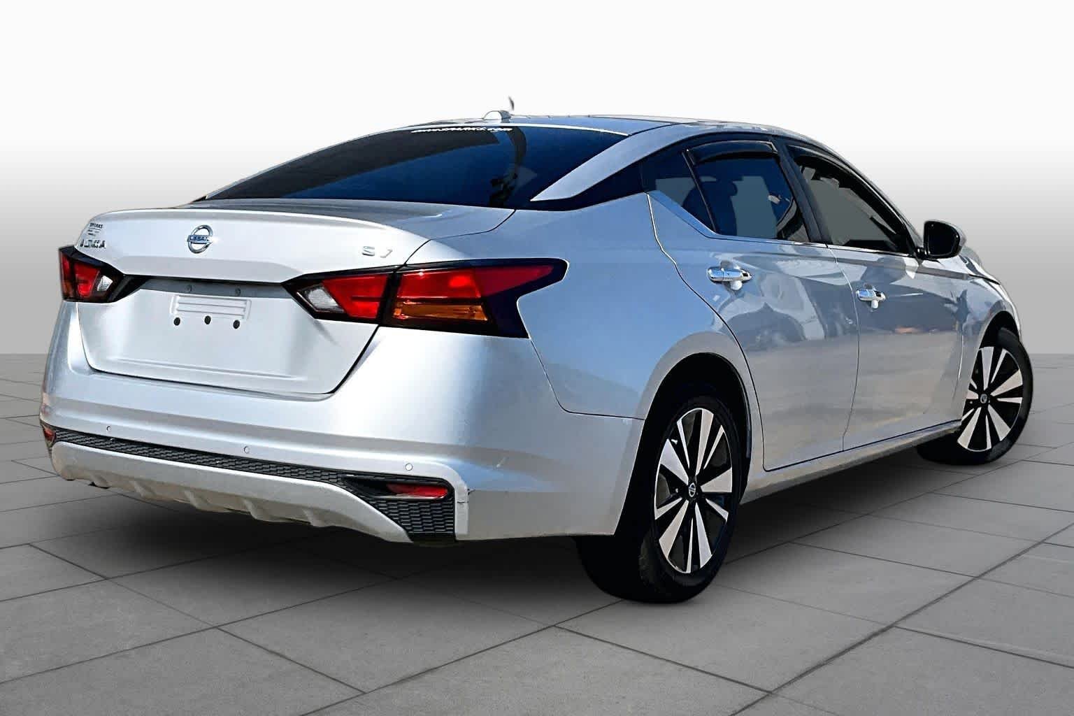 Used 2021 Brilliant Silver Metallic Nissan 2.5 SV image 13