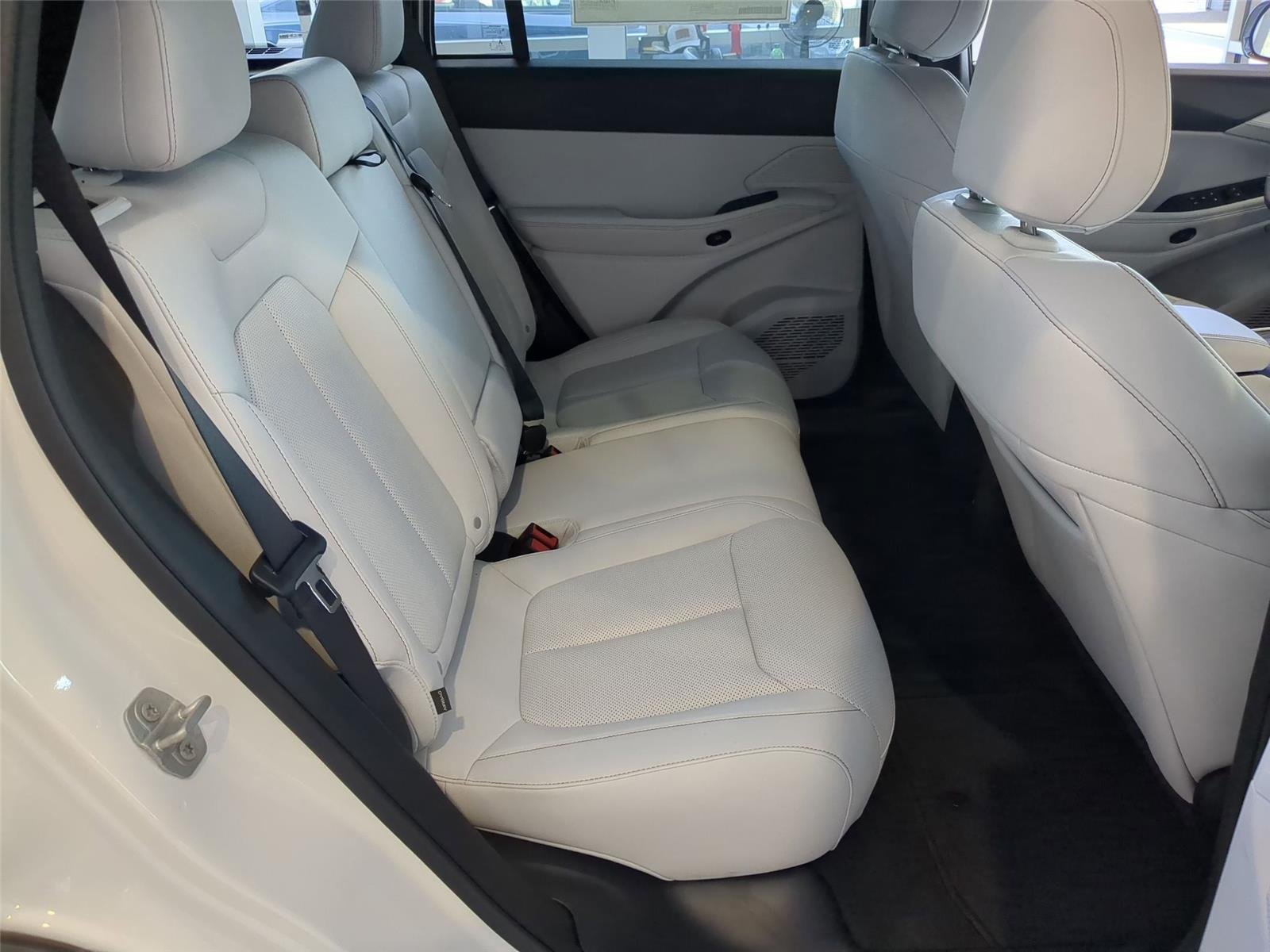 New 2026 Bright White Clear-Coat Exterior Paint Jeep Limited image 25