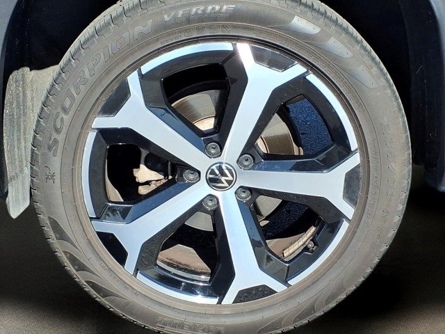 Certified Used 2025 Platinum Gray Metallic Volkswagen SE image 10