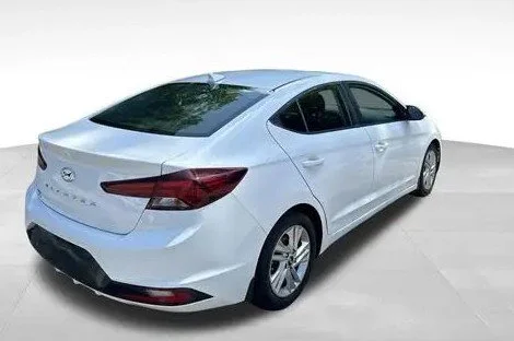 Used 2020 White Hyundai SE image 8