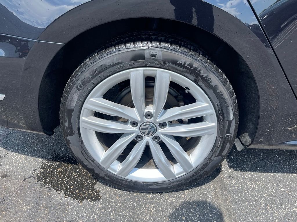 Used 2018 Black Volkswagen 2.0T SEL Premium image 31