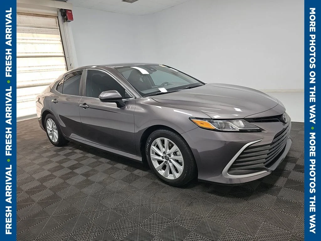 2023 Toyota Camry LE's photo
