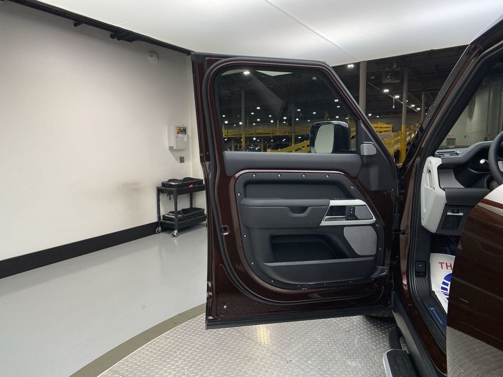 Used 2023 Sedona Red Land Rover X-Dynamic SE image 14