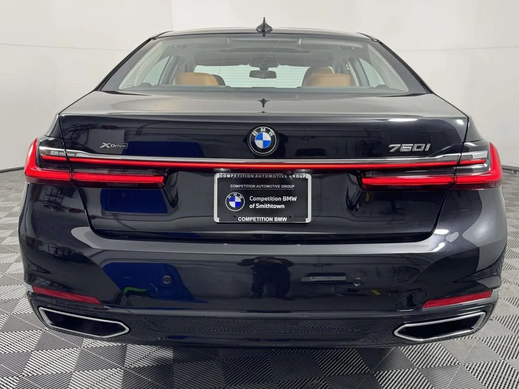 New 2022 Black BMW 750i xDrive image 9