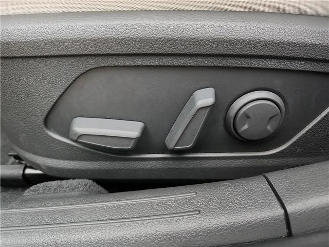 Used 2025 Black Hyundai SEL Front-Wheel Drive image 13
