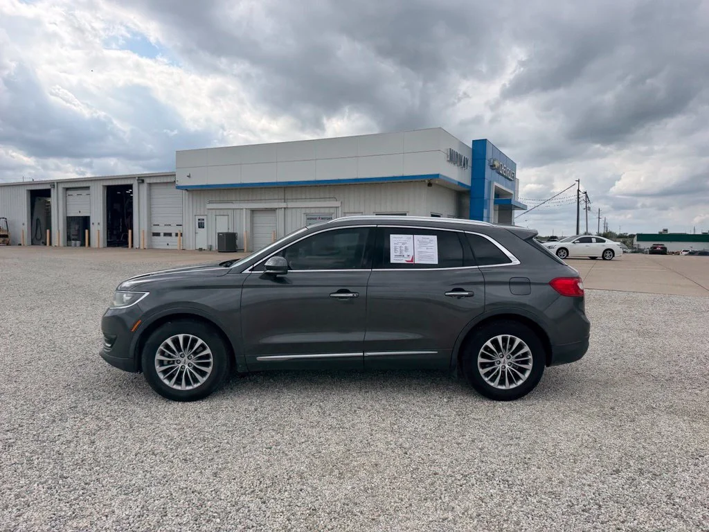 Used 2017 Gray Lincoln Select image 6