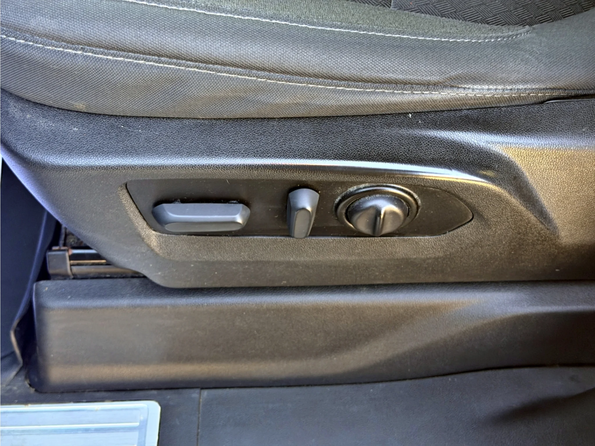 Used 2022 Pacific Blue Metallic GMC Elevation image 13
