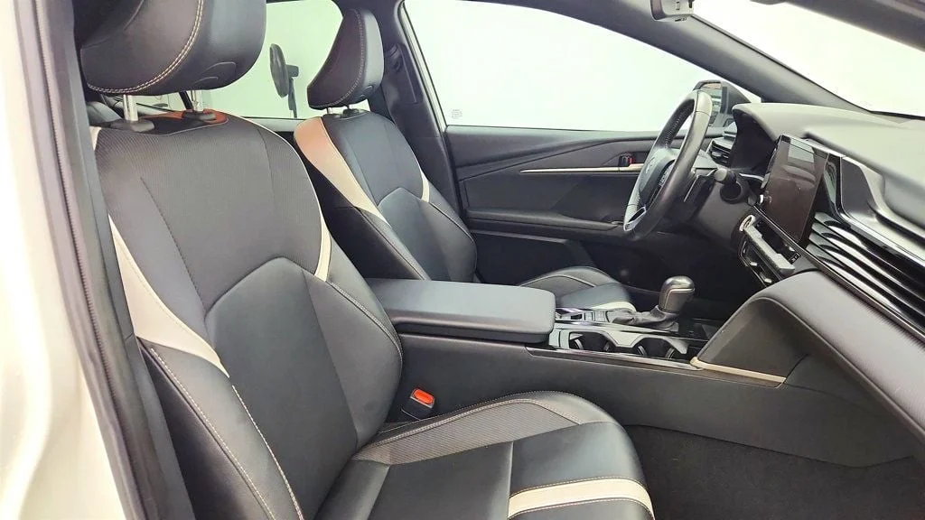 Used 2025 Ice Cap Toyota SE w/ Convenience Pkg image 22
