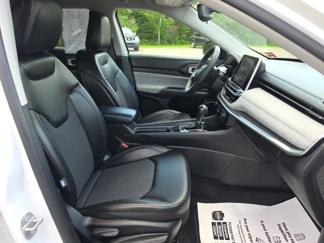 Used 2022 White Jeep Latitude image 9