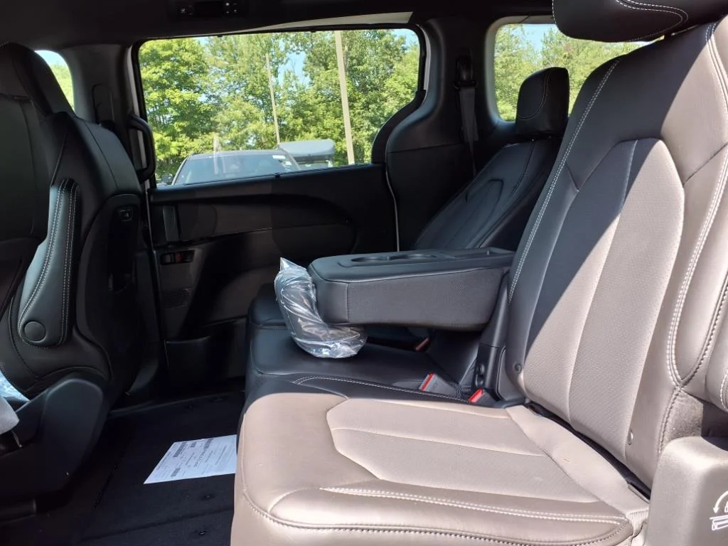 2026 Chrysler Pacifica Select - Photo 10