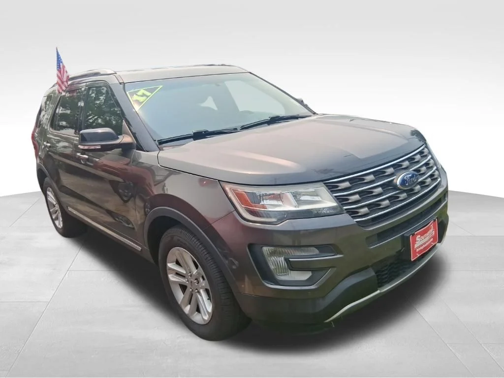 Used 2017 Gray Ford XLT image 3
