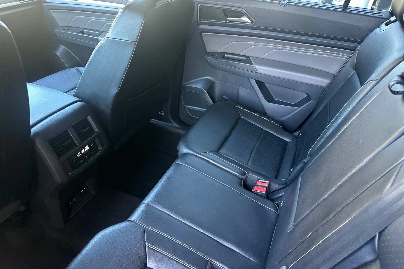 Used 2022  Volkswagen 3.6L V6 SE w/Technology image 12