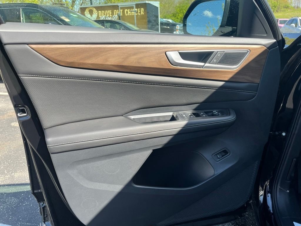 New 2026 Black Volkswagen 2.0T SE w/Technology image 8
