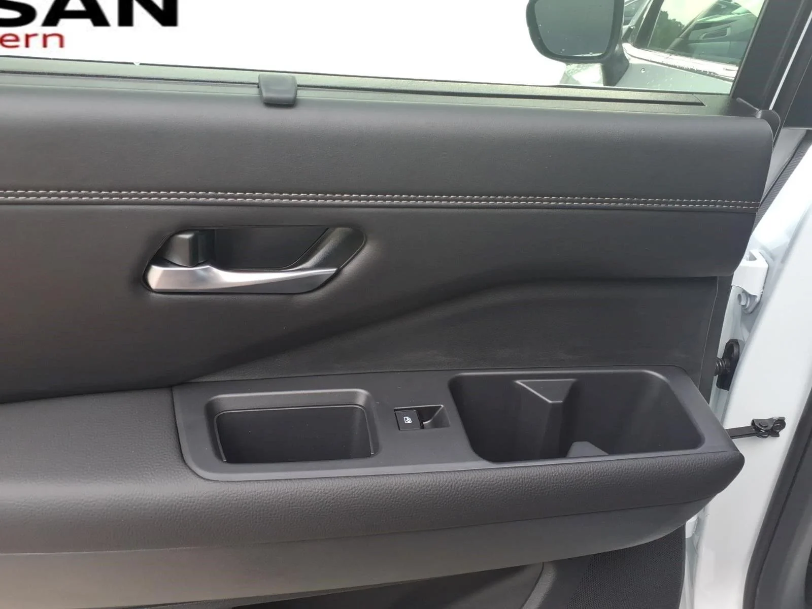 New 2026 Everest White Pearl TriCoat Nissan Platinum image 6