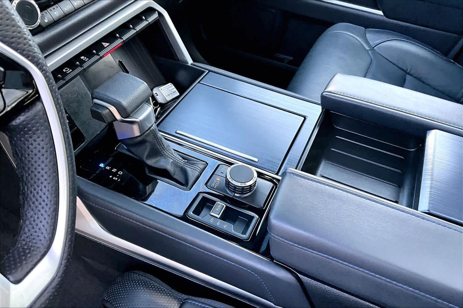 2025 Toyota Sequoia Platinum - Photo 16