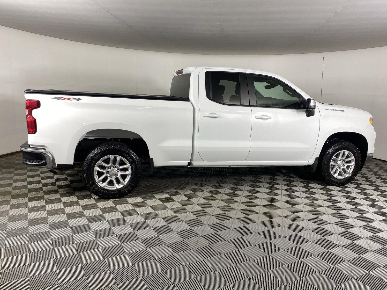 Used 2026 Summit White Chevrolet LT image 11