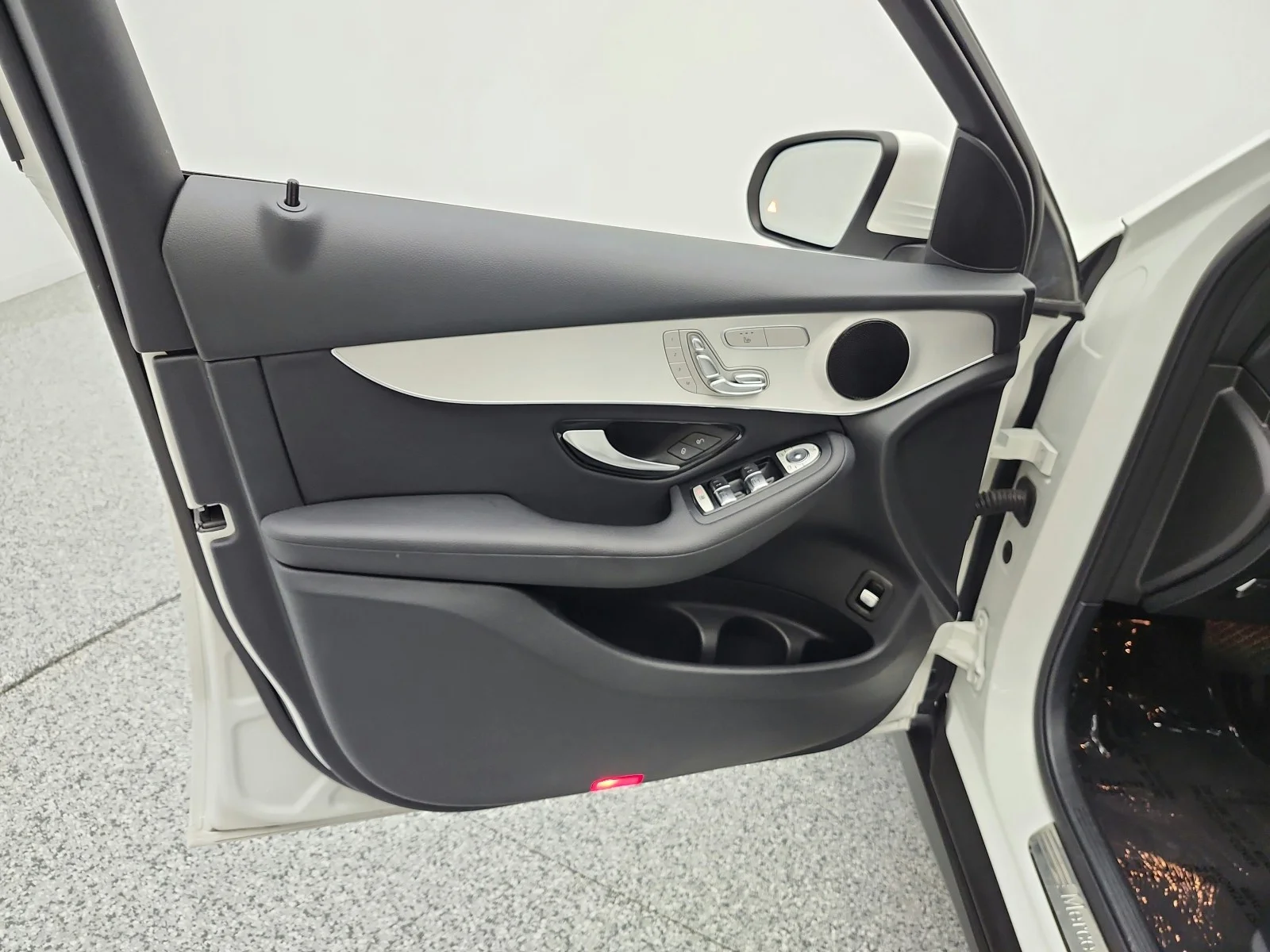Used 2019 Polar White Mercedes-Benz GLC 300 SUV image 15