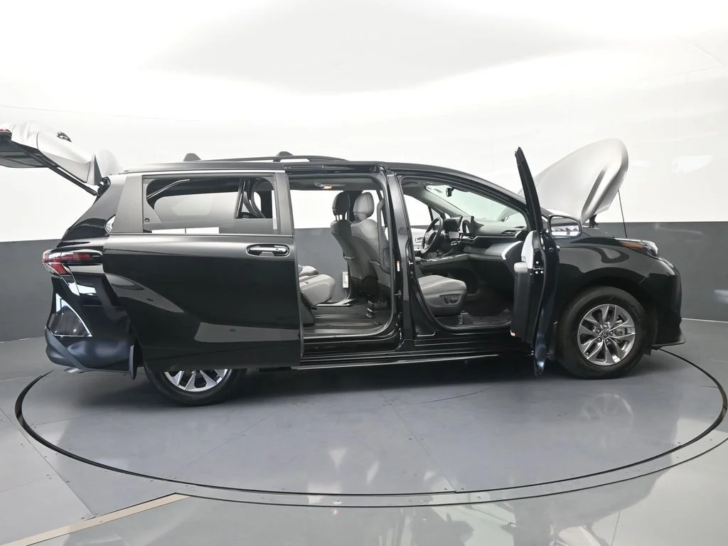 Used 2025 Midnight Black Metallic Toyota XLE image 76