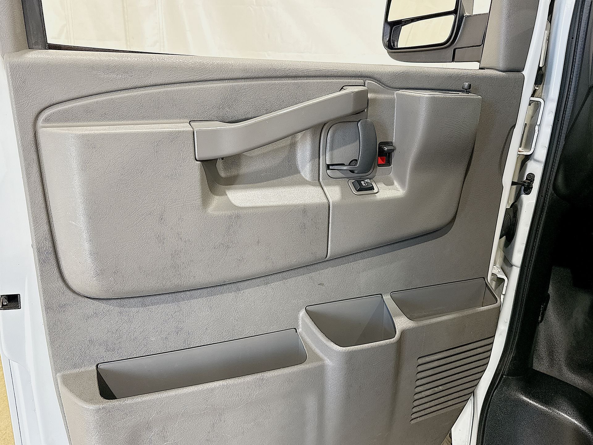 2022 Chevrolet Express Cargo Work Van - Photo 19