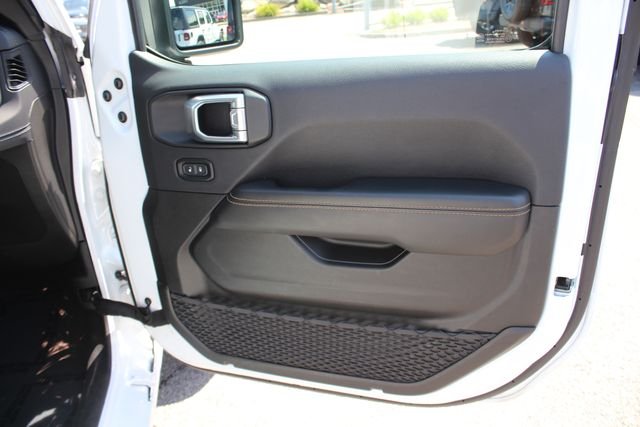 Used 2025 White Jeep Sahara image 31