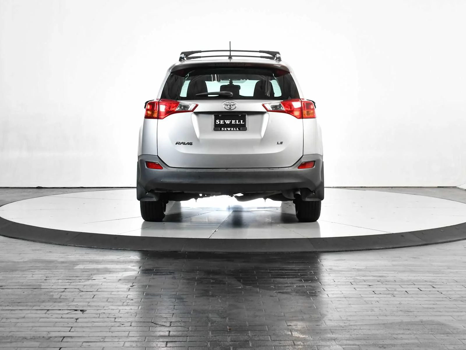 Used 2015 Classic Silver Metallic Toyota LE image 5