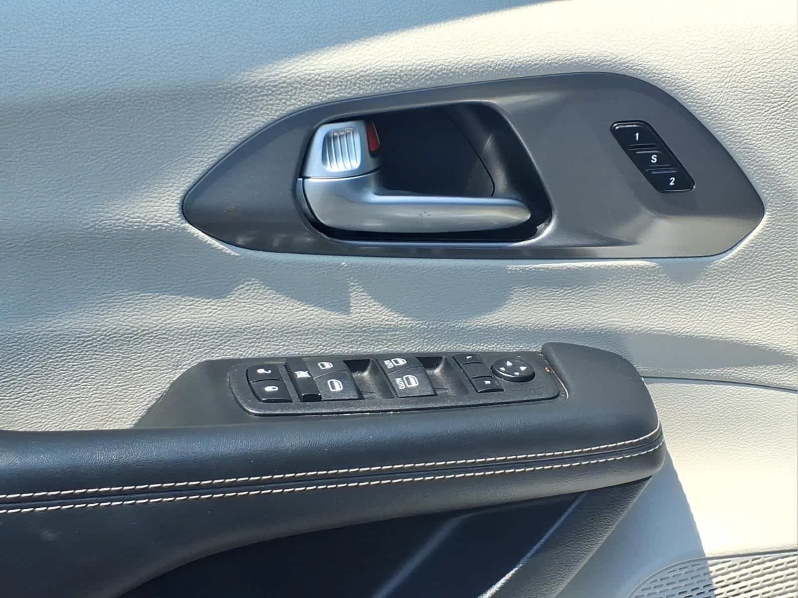 Used 2023 Silver Mist Clearcoat Chrysler Touring L image 12
