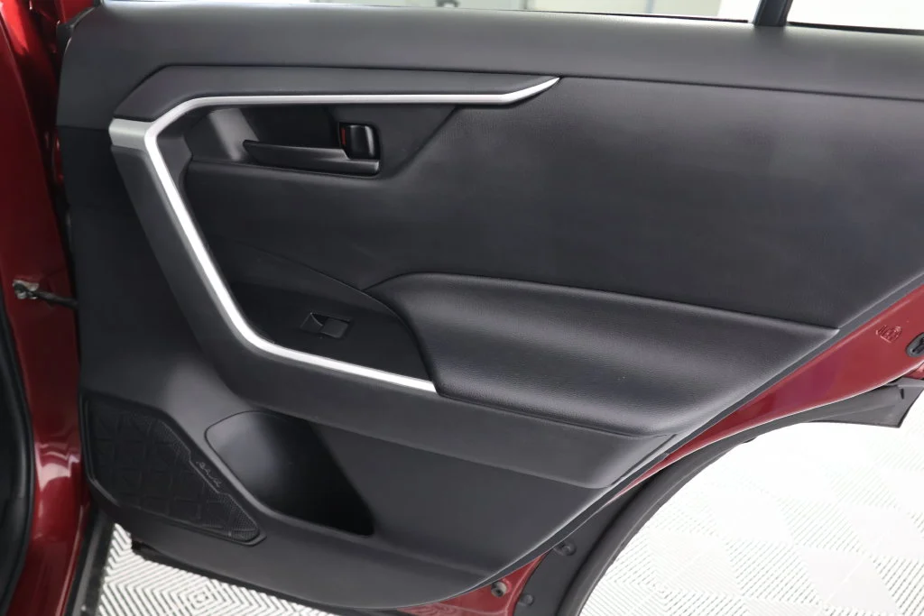 Used 2022 Pearl Toyota LE image 26