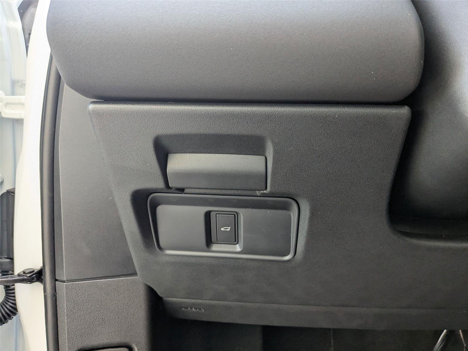 Used 2026 Fuji White Land Rover Core S image 16